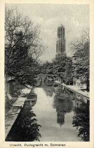 1748 Gezicht op de Oudegracht Tolsteegzijde te Utrecht met op de achtergrond de Hamburgerbrug en de Domtoren.